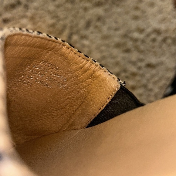 Tommy Bahama slides on a size 6.5 woman - Picture 5 of 10